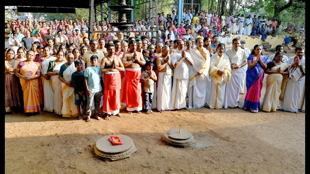 രൗദ്രതയുടെ ചെമ്പട്ട് ഞൊറിഞ്ഞുടുക്കാൻ കുരുംബക്കാവ് ഒരുങ്ങുകയായി. പള്ളിവാളേന്തിയ കോമരക്കൂട്ടങ്ങളുടെ വരവറിയിച്ച് ചെറുഭരണി കൊടിയേറി