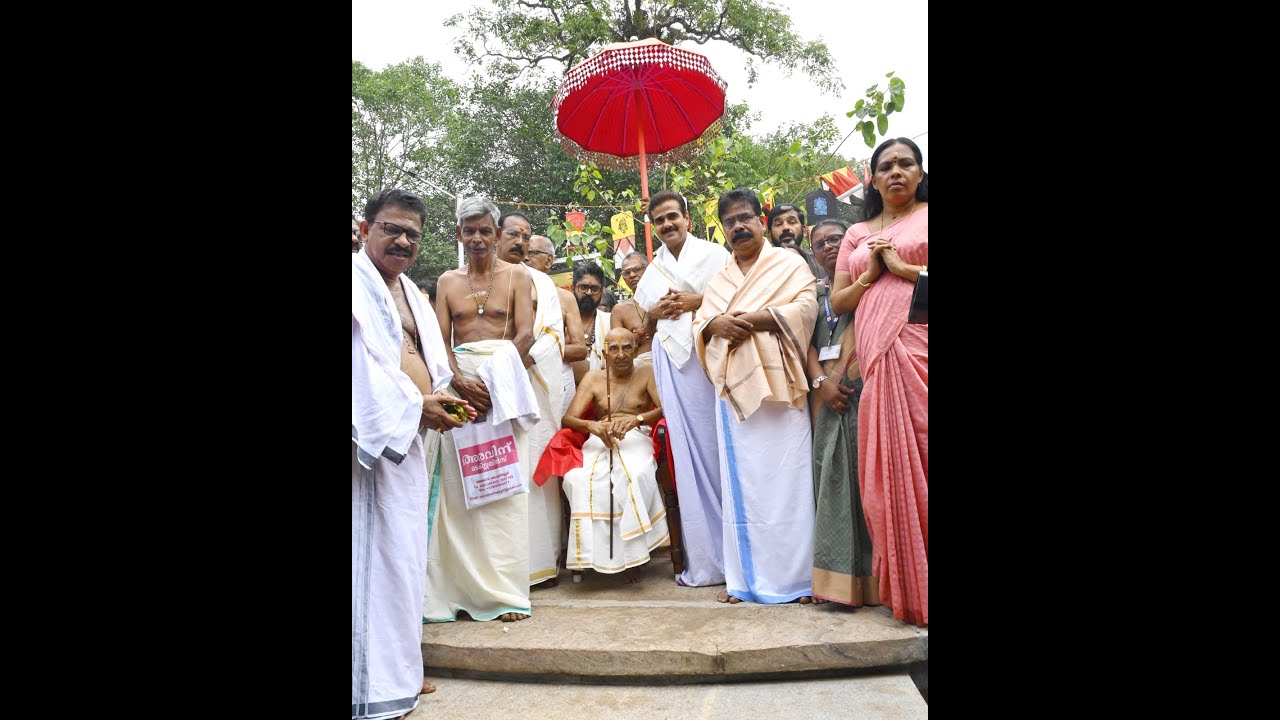 ശ്രീകുരുംബക്കാവിൽ പ്രതീകാത്മക കാവുതീണ്ടൽ നടന്നു