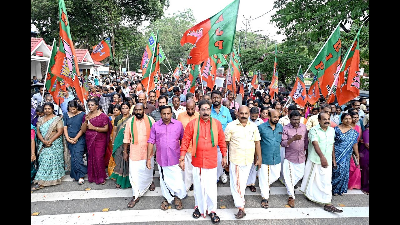 മൂന്നാം മോദി മന്ത്രിസഭയുടെ സത്യാപ്രതിജ്ഞയോടനുബന്ധിച്ച് കൊടുങ്ങല്ലൂരിൽ ബിജെപി നേതാവ് എ ആർ ശ്രീകുമാറിന്റെ നേതൃത്വത്തിൽ നടന്ന ആഹ്ലാദ പ്രകടനം