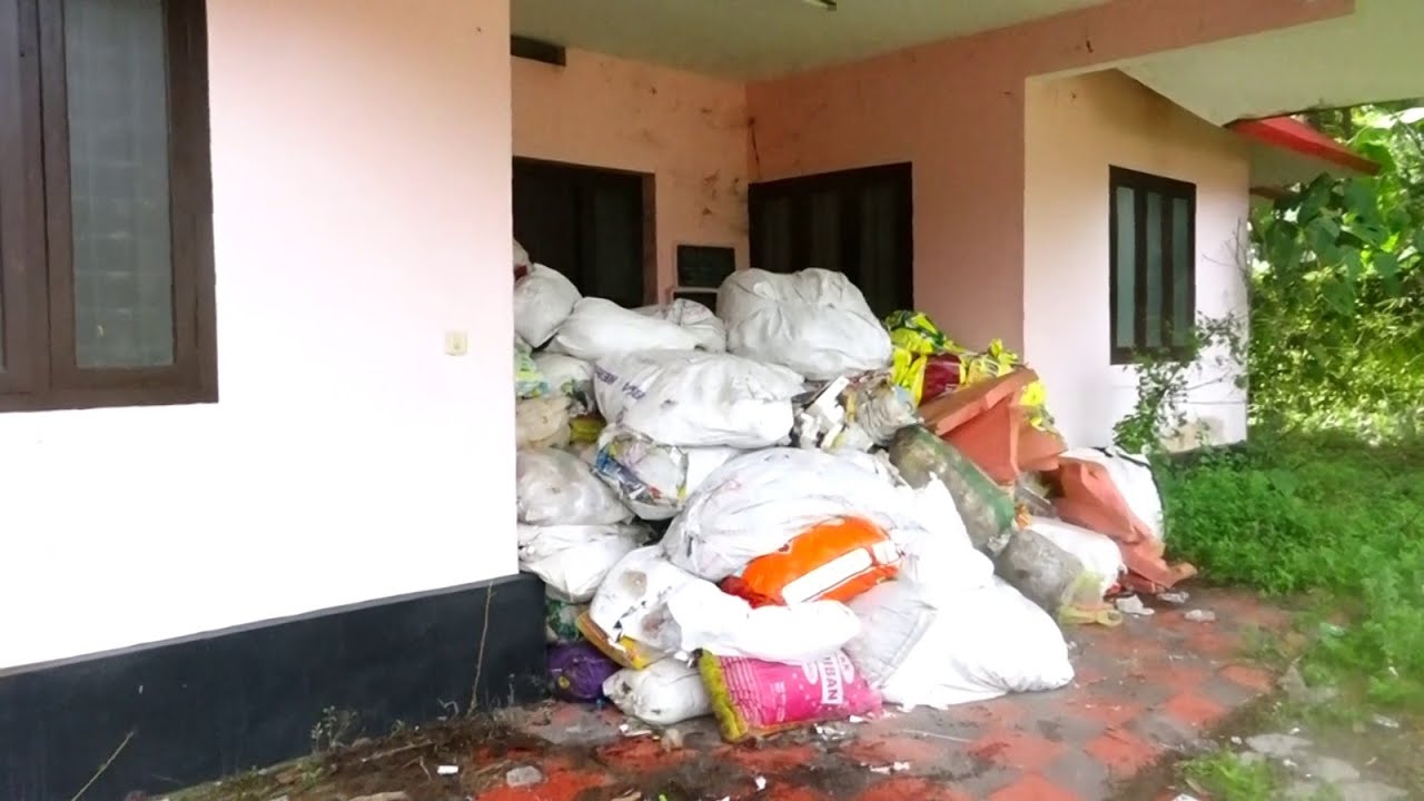 കൊടുങ്ങല്ലൂരിലെ പുല്ലൂററ് പട്ടികജാതി വിദ്യാർത്ഥികൾക്കായി നിർമ്മിച്ച നഗരസഭയുടെ പോസ്റ്റ് മെട്രിക്ക് ഹോസ്റ്റൽ മാലിന്യ സംഭരണ കേന്ദ്രമായി മാറുന്നു.