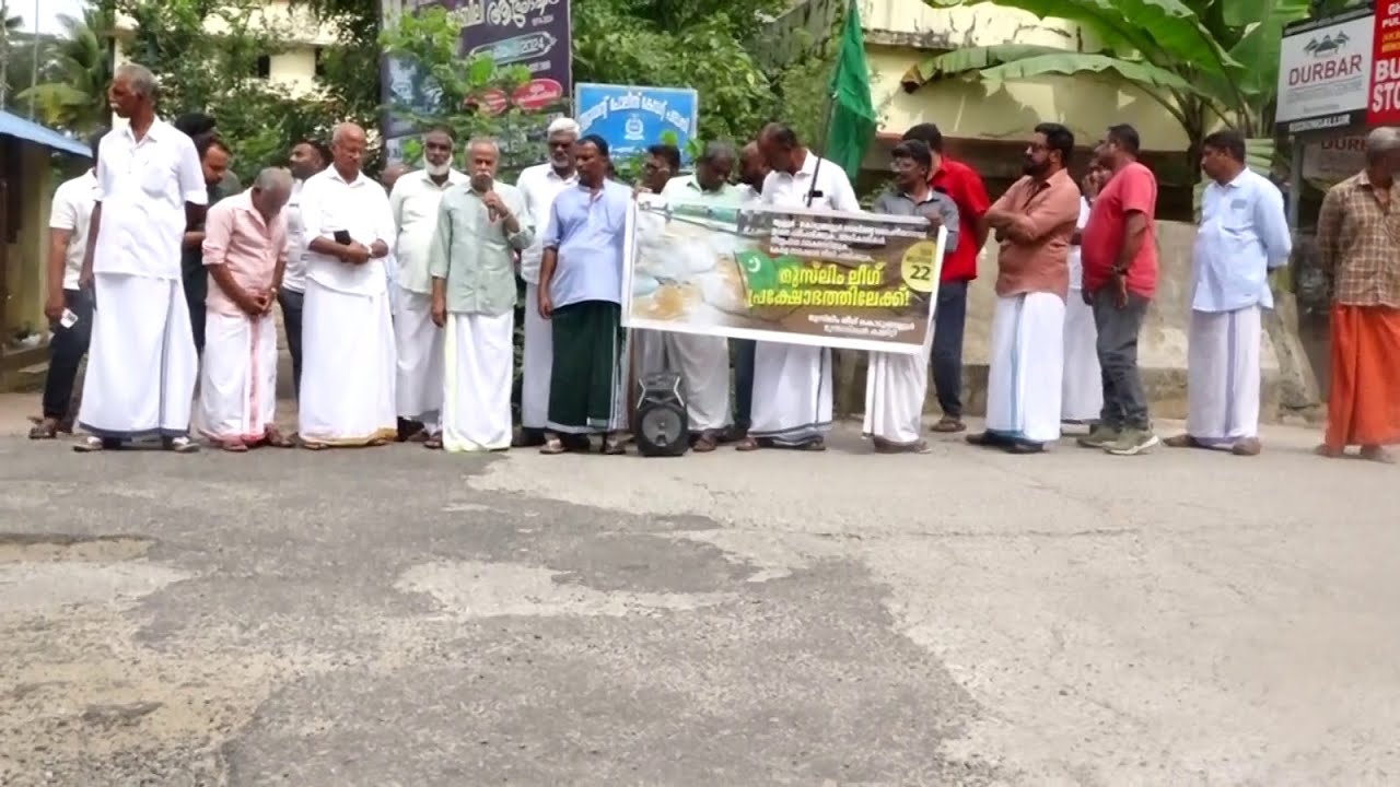 ദീർഘനാളായി തകർന്ന കിടക്കുന്ന വി ആർ സുനിൽകുമാർ എം എൽ എ യുടെ വസതി സ്ഥിതി ചെയ്യുന്ന പുല്ലൂറ്റ് പ്രദേശത്തെ റോഡിന്റെ ശോചനീയാവസ്ഥ പരിഹരിക്കണമെന്നാവശ്യപ്പെട്ട് പ്രതിഷേധ സമരം നടത്തി.