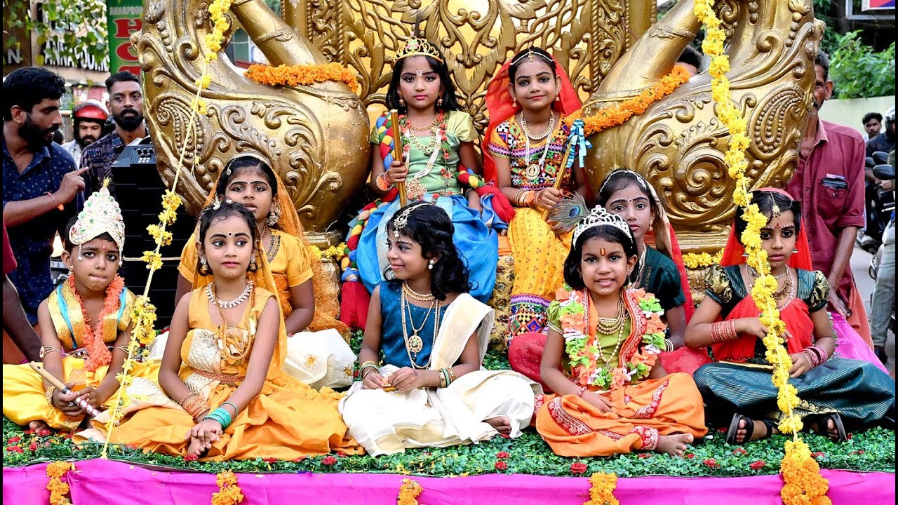 വീഥികളെ അമ്പാടിയാക്കി ശോഭയാത്രകൾ