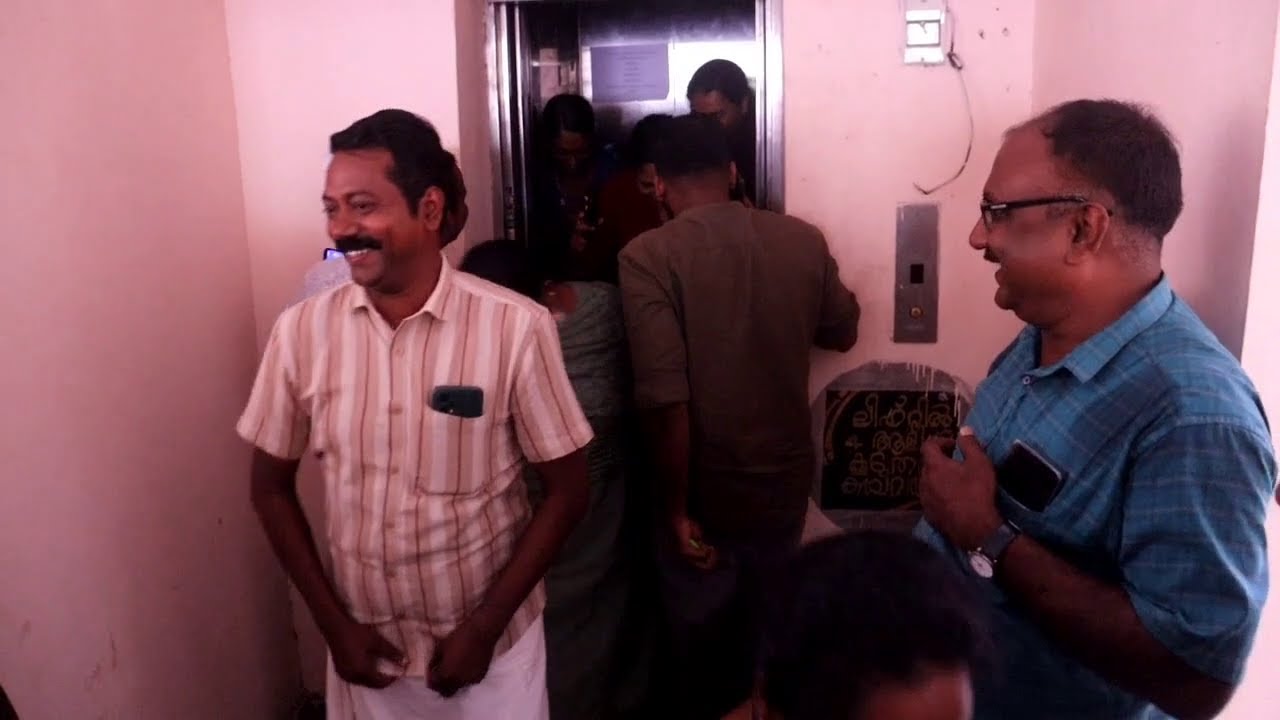 കൊടുങ്ങല്ലൂർ മിനി സിവിൽ സ്റ്റേഷനിലെ ലിഫ്റ്റ് വീണ്ടും പണിമുടക്കി. ബ്ലോക്ക് പ്രോഗ്രാം ഓഫീസർ ഉൾപ്പടെ ആറ് പേർ ലിഫ്റ്റിൽ കുടുങ്ങി.