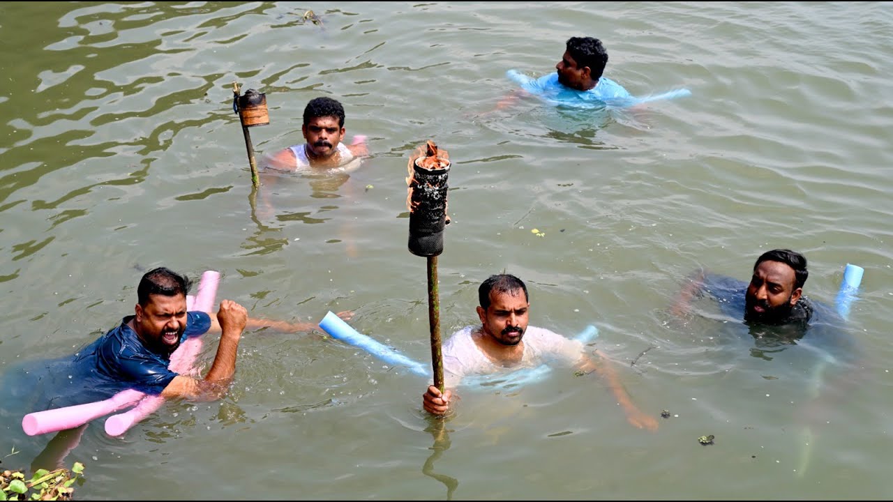 അഴീക്കോട് മുനമ്പം ഫെറി സർവീസ് പുനരാരംഭിക്കണമെന്നാവശ്യപ്പെട്ട് യൂത്ത് കോൺഗ്രസ് പ്രവർത്തകർ പുഴയിൽ നീന്തി സമരം നടത്തി.