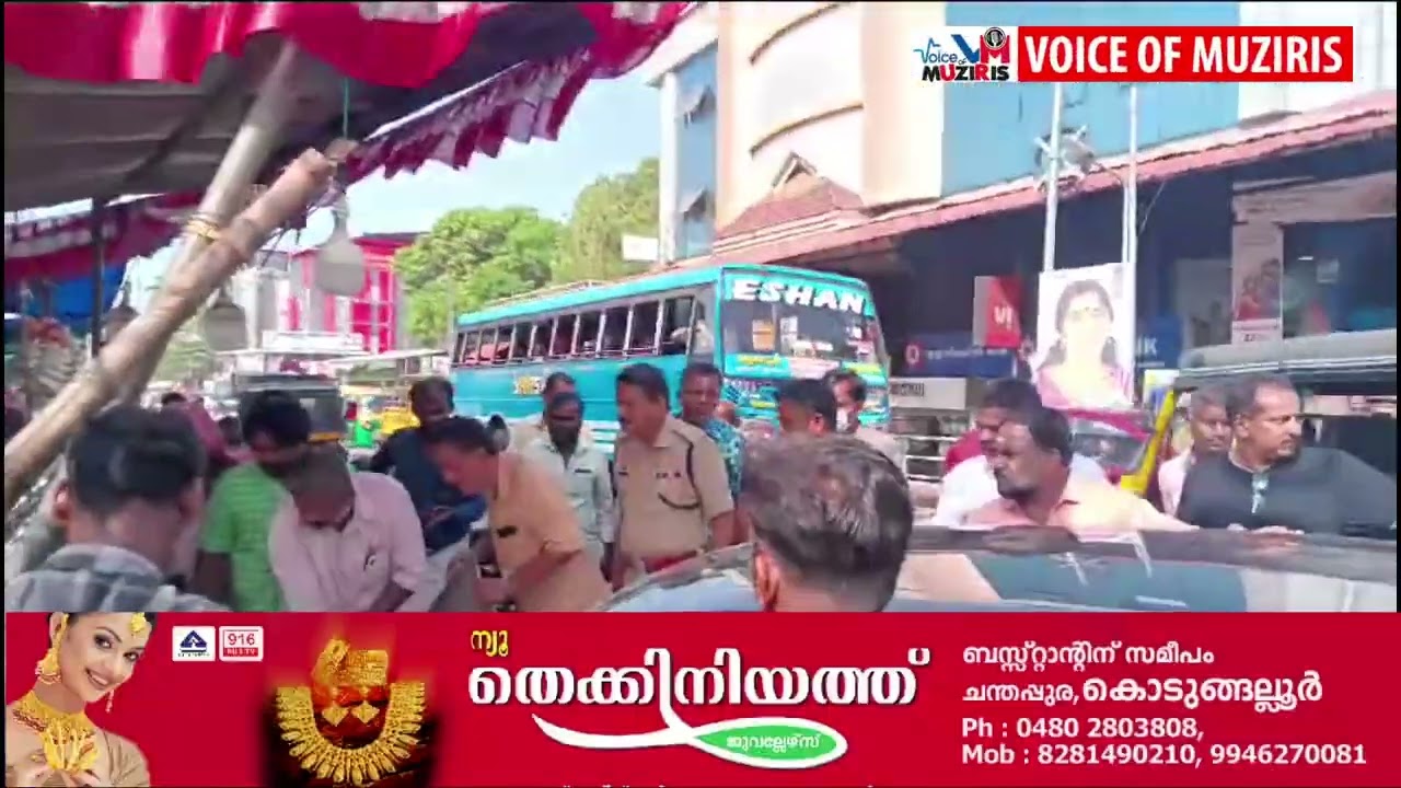 തൃപ്രയാറിൽ സ്വകാര്യ ബസ് ഇടിച്ച് നിയന്ത്രണം വിട്ട കാർ റോഡരികിലെ ഉത്സവ കച്ചവടക്കടയിലേക്ക് ഇടിച്ചു കയറി.