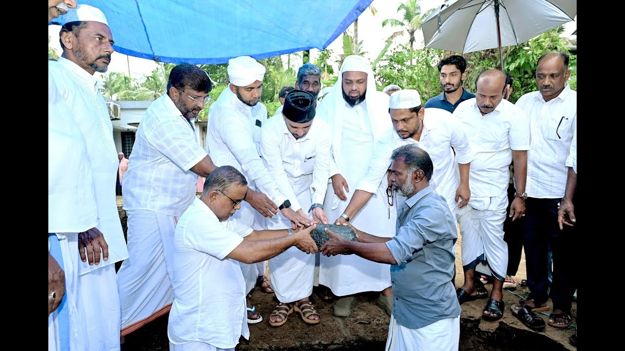 ആലപനങ്ങാട് സാഹിബ് മഹല്ല് കമ്മിറ്റിയുടെ കാരുണ്യ പദ്ധതി ബൈത്തുന്നൂർ പാർപ്പിട പദ്ധതിയുടെ 2 ാമത്തെ വീടിൻ്റെ തറക്കല്ലിടൽ പാണക്കാട് സയ്യിദ് നിയാസ്അലി ശിഹാബ് തങ്ങൾ നിർവ്വഹിച്ചു