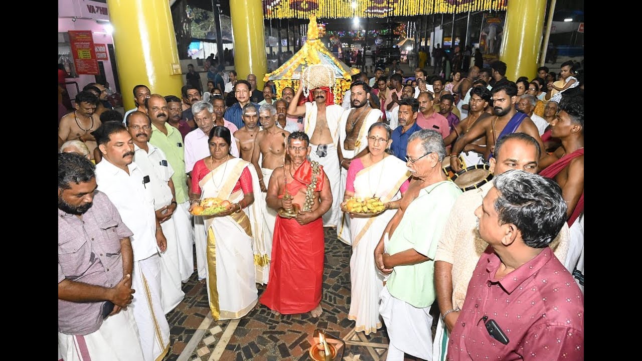 ആനാപ്പുഴ ശ്രീകുരുമ്പ ഭഗവതി ക്ഷേത്രത്തിൽ നിന്നും അഞ്ചാം താലപ്പൊലി നാളിൽ നൂറ്റാണ്ടുകളായി നടന്നുവരുന്ന വട്ടി വിത്ത് സമർപ്പണം നടന്നു
