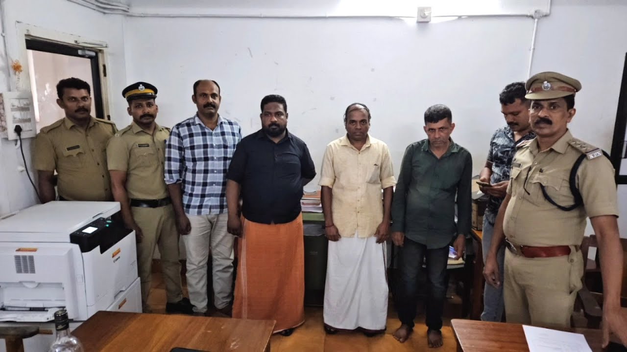 തീരദേശത്ത് വ്യാപകമായി വ്യാജ സ്വർണാഭരണങ്ങൾ പണയം വെച്ച് പണം തട്ടുന്ന സംഘത്തിലെ മൂന്ന് പേർ കയ്പമംഗലത്ത് പിടിയിൽ.