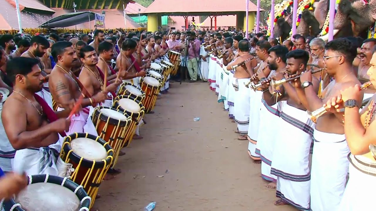 പതിനെട്ടരയാളം എഴുന്നള്ളിപ്പിന്റെയും ശ്രീകുരുംബമ്മയുടെ നടയിലെ ഗുരുതിപൂജയുടെയും നിറവിൽ മൂന്നാം താലപ്പൊലിനാൾ