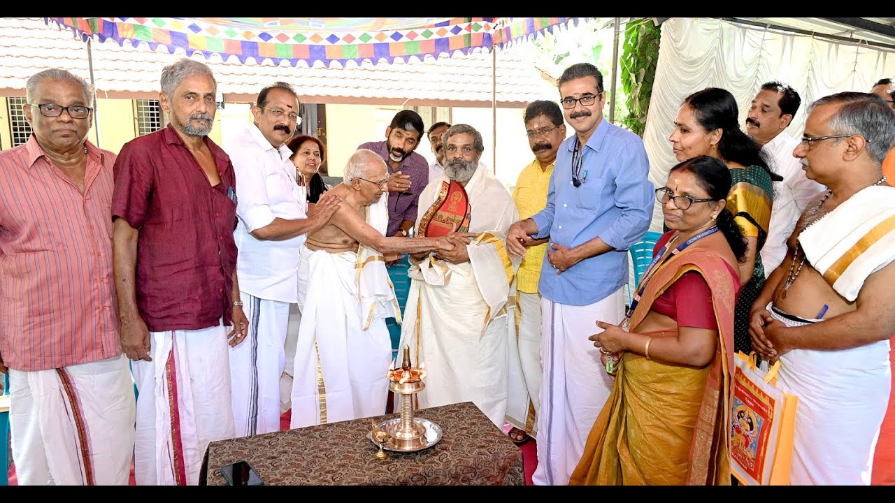 നീലത്ത് മഠം പ്രദീപ്‌കുമാർ അടികളുടെ സ്മരണക്കായി ഏർപ്പെടുത്തിയ മൂന്നാമത് കൊടുങ്ങല്ലൂർ ശ്രീകുരുംബ പുരസ്കാരം രമേശൻ എബ്രാന്തിരിക്ക് സമ്മാനിച്ചു.