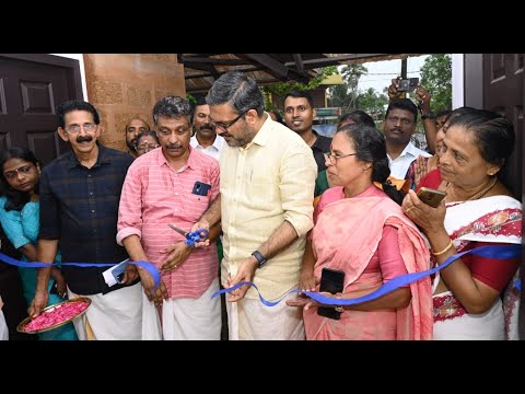 കൊടുങ്ങല്ലൂർ എംഎൽഎ അഡ്വക്കേറ്റ് വി ആർ സുനിൽകുമാറിന്റെ വികസന ഫണ്ട് വിനിയോഗിച്ച് കൊടുങ്ങല്ലൂർ നഗരസഭ കാവിൽ കടവിൽ നിർമ്മാണം പൂർത്തിയാക്കിയ 12 ഫ്ലാറ്റുകൾ ഗുണഭോക്താക്കൾക്ക് കൈമാറുന്നതിന്റെ ഉദ്ഘാടനം തദ്ദേശഭരണ എക്സൈസ് വകുപ്പ് മന്ത്രി എം ബി രാജേഷ് നിർവഹിച്ചു.