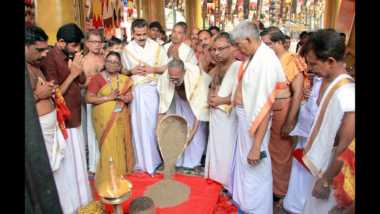 കൊടുങ്ങല്ലൂർ ശ്രീകുരുംബ ഭഗവതി ക്ഷേത്രത്തിൽ മീനഭരണിയാഘോഷത്തിൻ്റെ ഭാഗമായുള്ള വരിനെല്ല് സമർപ്പണം നടന്നു