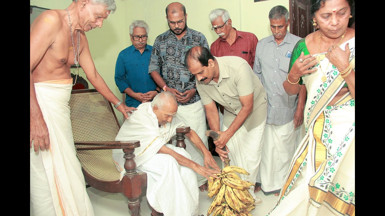 ശ്രീ കുരുംബ ഭഗവതി ക്ഷേത്രത്തിലെ പ്രധാന അവകാശികളിൽ പെട്ട പട്ടാര്യ സമുദായം വലിയ തമ്പുരാന് കാഴ്ച കുല സമർപ്പിച്ചു