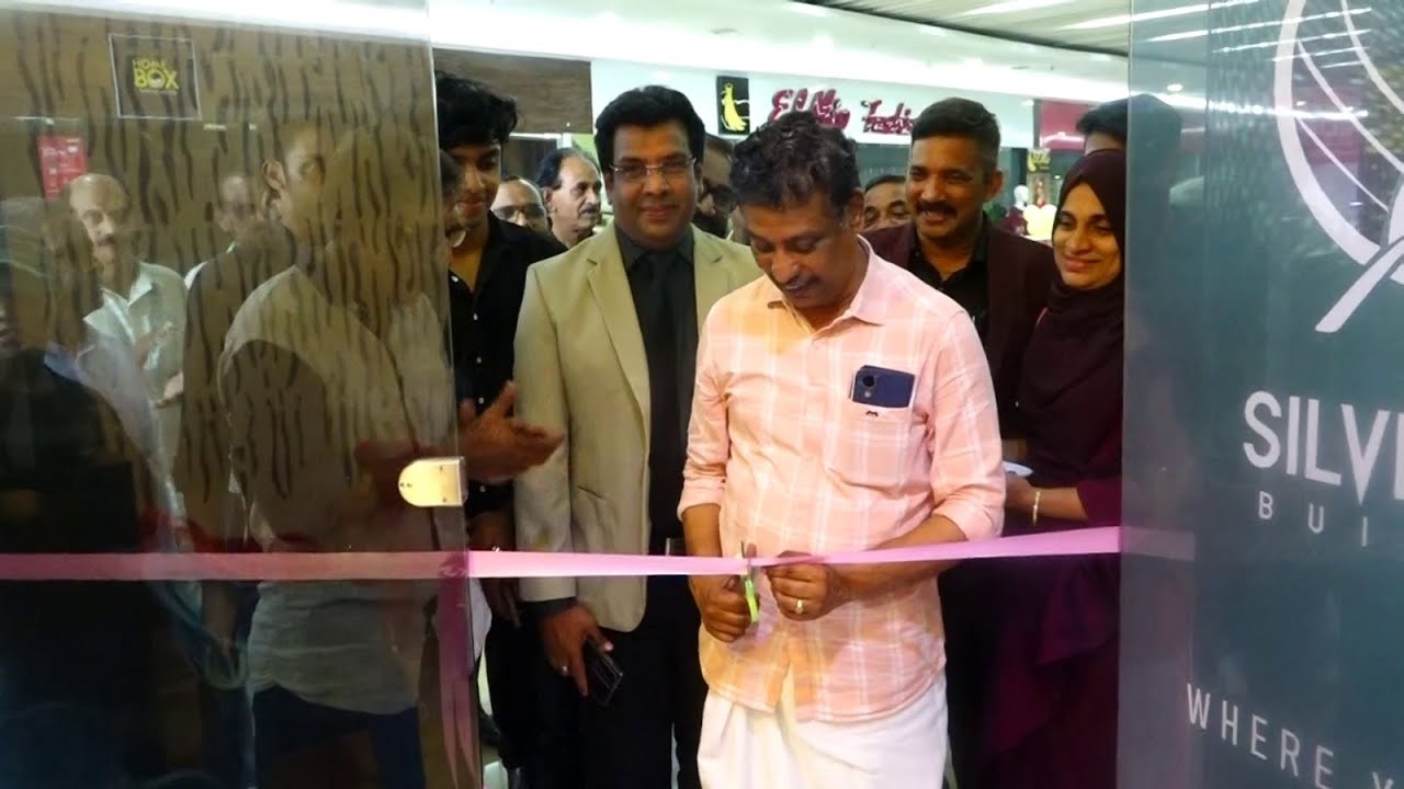 സിൽവർ ലീഫ് ബിൽഡേഴ്‌സ് കൊടുങ്ങല്ലൂർ സെന്ററോ മാളിൽ അഡ്വ വി ആർ സുനിൽകുമാർ എം എൽ എ ഉദ്ഘാടനം ചെയ്തു