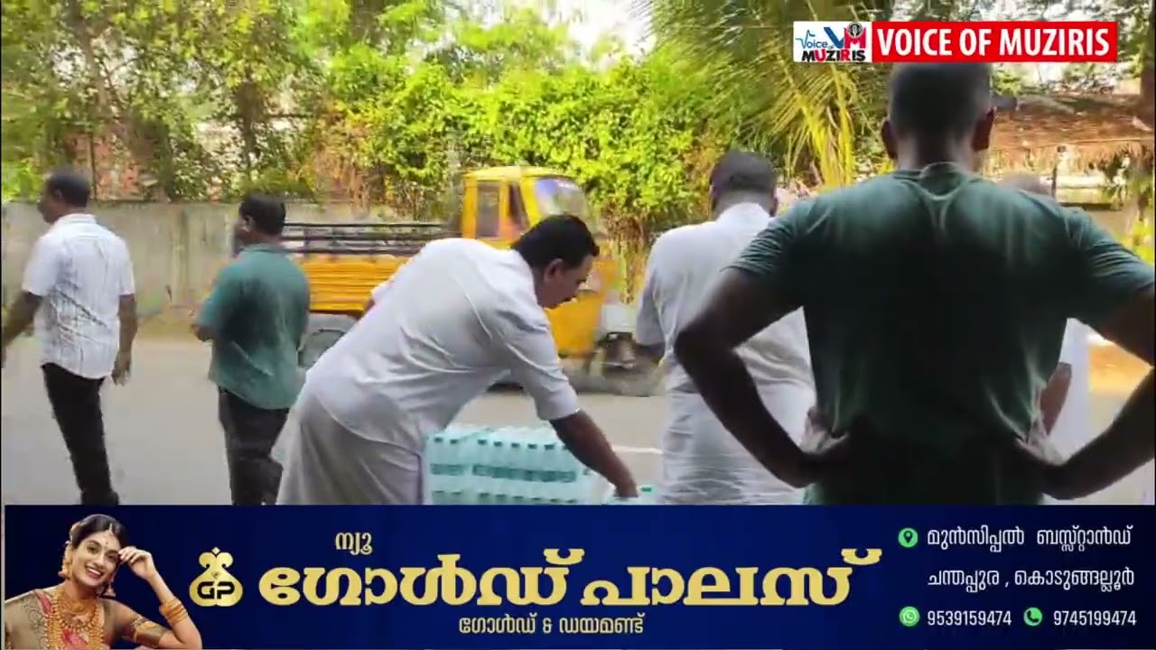 കുരിശിൻ്റെ വഴിയിൽ നടന്നു തളർന്ന വിശ്വാസികൾക്ക് കുടിനീർ നൽകി നഗരസഭാ കൗൺസിലറും സഹപ്രവർത്തകരും.