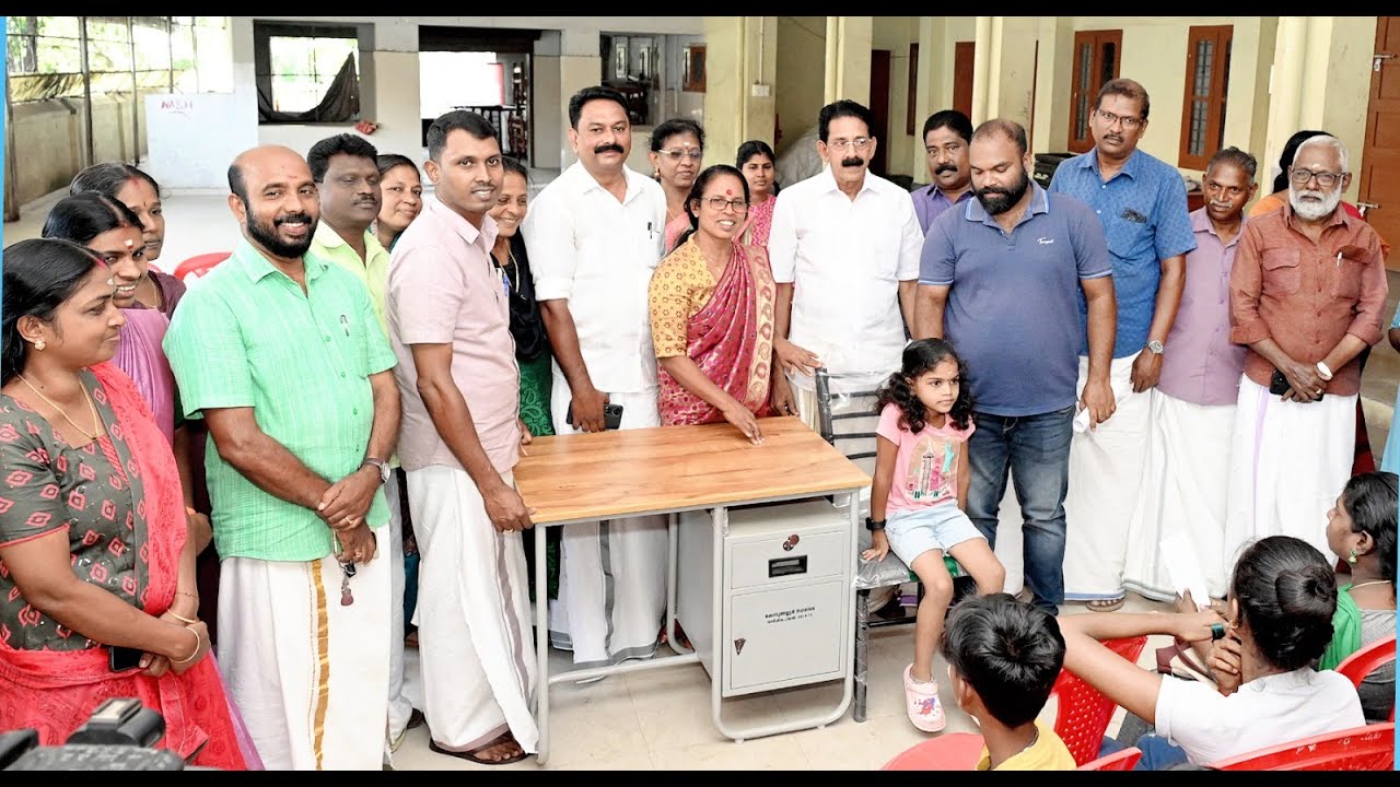 കൊടുങ്ങല്ലൂർ നഗരസഭ 108 വിദ്യാർത്ഥികൾക്ക് പഠനത്തിനായി സ്റ്റീൽ മേശകളും കസേരയും സൗജന്യമായി നൽകി