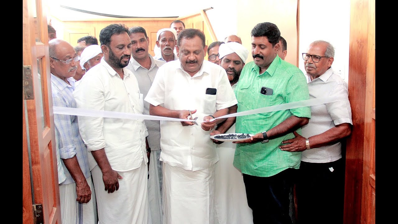 കൊടുങ്ങല്ലൂർ : പുനർ നിർമിച്ച ചേരമാൻ മസ്ജിദ് അണ്ടർ ഗ്രൗണ്ട് മസ്ജിദ് ശിതീകരിച്ചതിന്റെയും, കാർപെറ്റ് വിരിച്ചതിന്റെയും സമർപ്പണം ഇന്ത്യാ ആഫ്രിക്കൻ ട്രേഡ് കമ്മീഷണറും, ആസാ ഗ്രുപ്പ് എം. ഡി യും സി.പി ട്രെസ്റ്റിന്റ ചെയർമാനുമായ സി. പി സ്വാലിഹ് സമർപ്പണം നിർവഹിച്ചു.