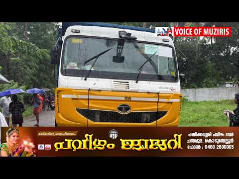 കൊടുങ്ങല്ലൂരിലെ മേത്തല പടന്നയിൽ അമിതഭാരം കയറ്റി വന്ന ലോറികൾ റോഡുകൾക്കും വീടുകൾക്കും ഭീഷണിയാകുന്നുവെന്നാരോപിച്ച് നാട്ടുകാർ തടഞ്ഞു.