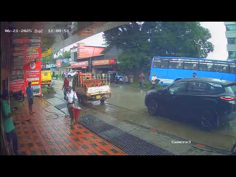 ബസ് സ്റ്റോപ്പിലേക്ക് ബസ് ഇടിച്ചു കയറി മൂന്ന് പേർക്ക് പരിക്ക്