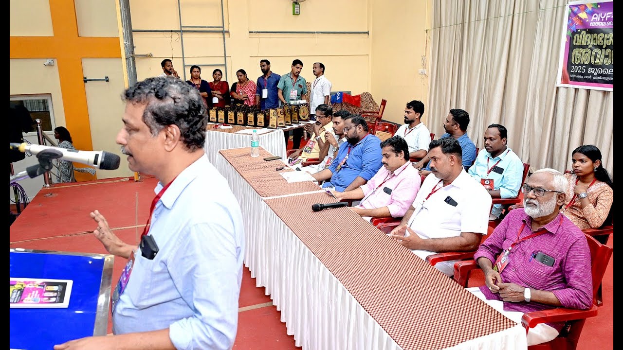`aiyf aisf മേത്തല വെസ്റ്റ് മേഖല കമ്മറ്റിയുടെ നേതൃത്വത്തിൽ വി കെ രാജൻ മെമ്മോറിയൽ വിദ്യാഭ്യാസ അവാർഡുകൾ വിതരണം ചെയ്തു.