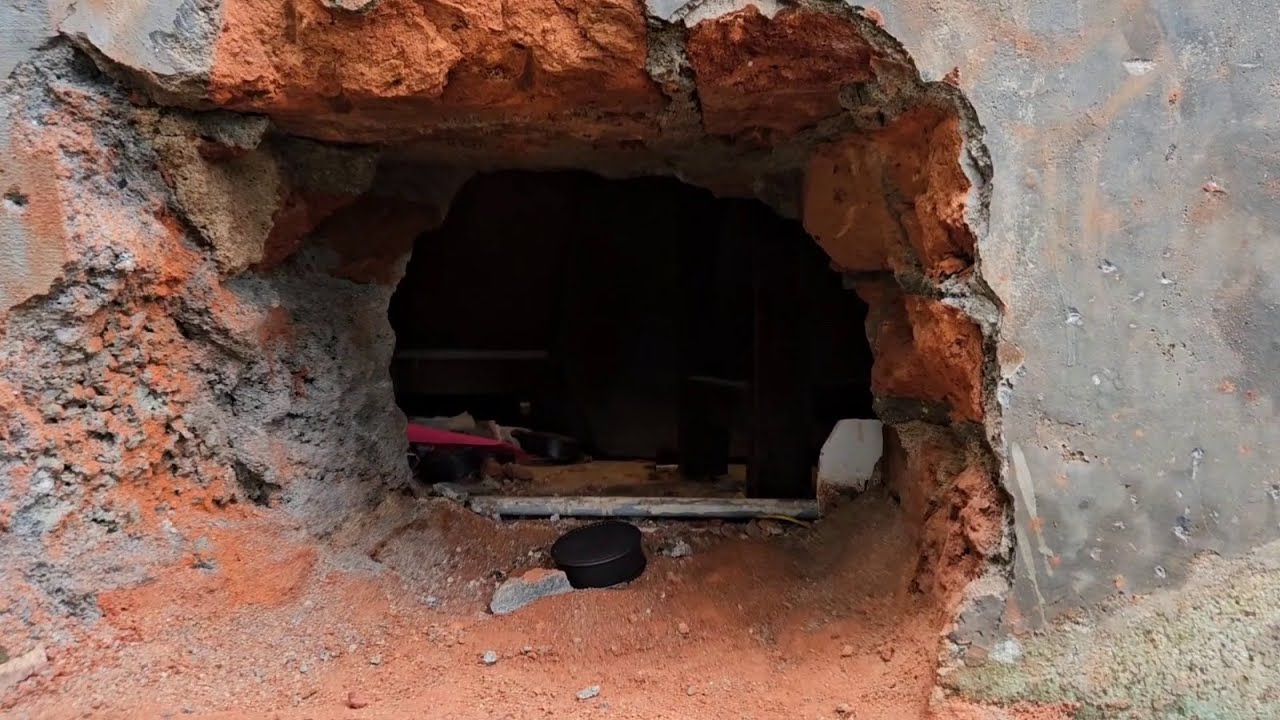 കയ്പമംഗലം മൂന്നുപീടികയിലെ ഐഡിയ ജ്വല്ലറിയിൽ ചുമർ കുത്തിത്തുറന്ന് മോഷണ ശ്രമം നടത്തിയ സംഭവത്തിൽ കയ്പമംഗലം പോലീസെത്തി അന്വേഷണം ആരംഭിച്ചു.