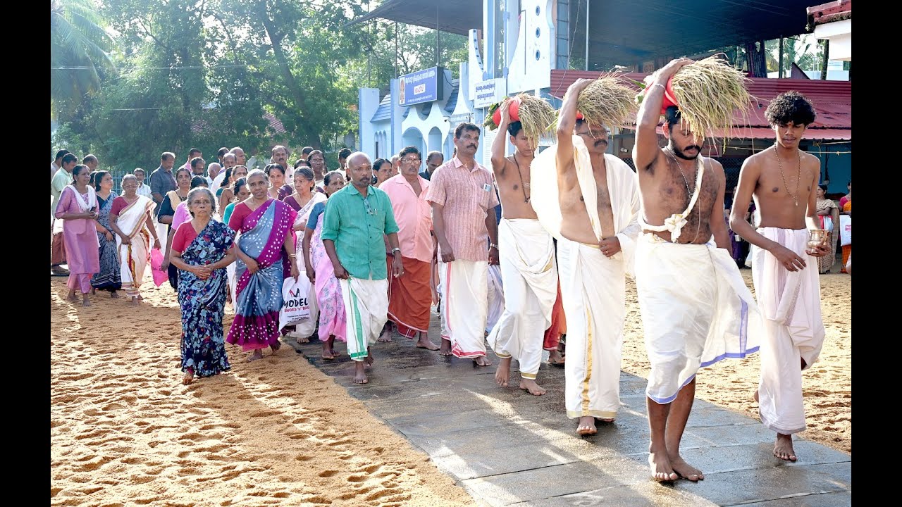 കൊടുങ്ങല്ലൂർ ആനാപുഴ ശ്രീകുരുംബ ഭഗവതി ക്ഷേത്രത്തിലെ ഇല്ലംനിറ ആഘോഷിച്ചു