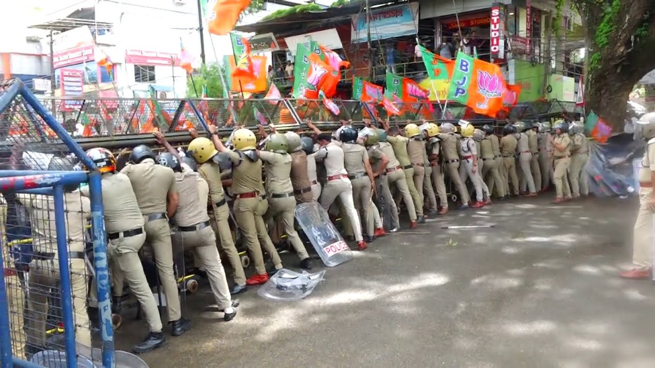 കൊടുങ്ങല്ലൂർ നഗരസഭയിലെ വികസന മുരടിപ്പിൽ പ്രതിഷേധിച്ച് ബി.ജെ.പി നടത്തിയ നഗരസഭാ ഓഫീസ് മാർച്ചിൽ പ്രവർത്തകരും പൊലീസും തമ്മിൽ ബലപ്രയോഗം