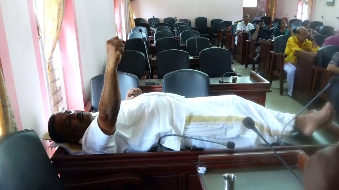 കൊടുങ്ങല്ലൂർ നഗരസഭാ യോഗത്തിൽ ബി.ജെ.പിയുടെ തുടർപ്രതിഷേധം,കിടപ്പ് സമരവുമായി കോൺഗ്രസ് കൗൺസിലർ.