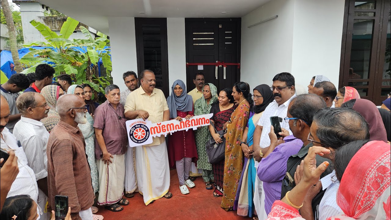 സഹപാഠിക്ക് ഒരു സ്‌നേഹവീട് കൈമാറി
