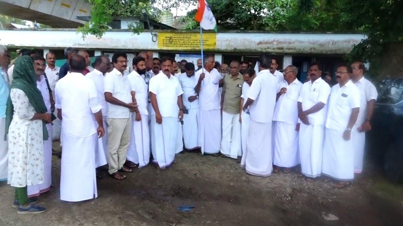 കണ്ടെയ്നറുകൾ തകർത്ത വലകൾക്ക് നഷ്ടപരിഹാരം നൽകണമെന്ന് ആവശ്യപ്പെട്ട് മത്സ്യതൊഴിലാളികളുടെ പ്രതിഷേധ സമരം
