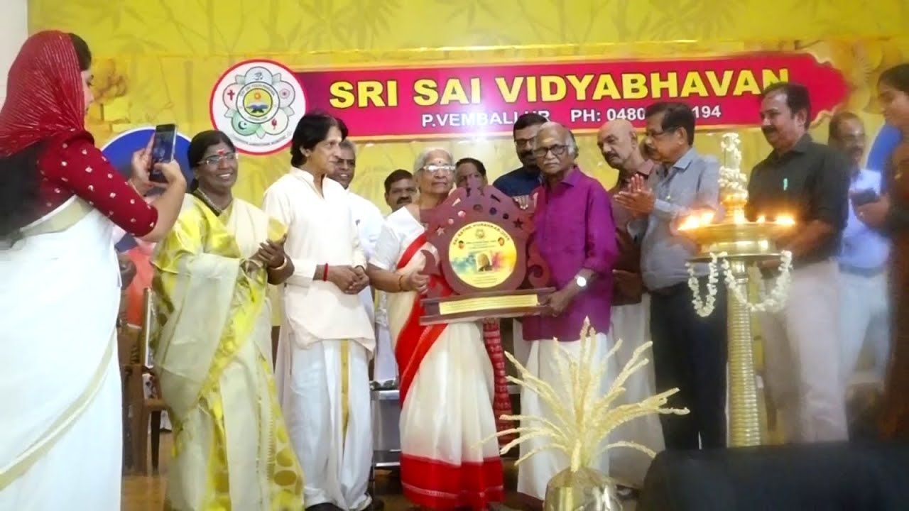 സായ്‌രത്ന പുരസ്‌കാരം ഗാനരചയിതാവ് ശ്രീകുമാരൻ തമ്പിക്ക് സമ്മാനിച്ചു
