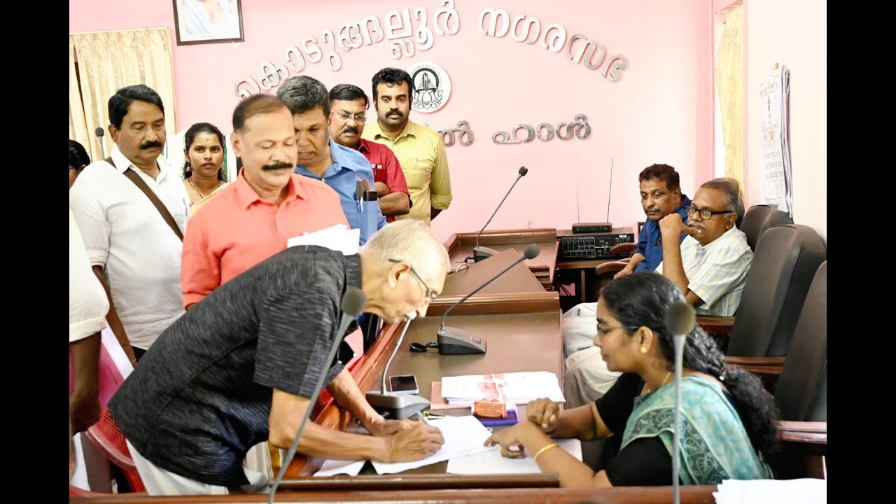 കൊടുങ്ങല്ലൂർ നഗരസഭാ തിരഞ്ഞെടുപ്പിൽ മത്സരിക്കുന്ന എൽഡിഎഫ് സ്ഥാനാർത്ഥികൾ നാമനിർദ്ദേശപത്രിക സമർപ്പിച്ചു