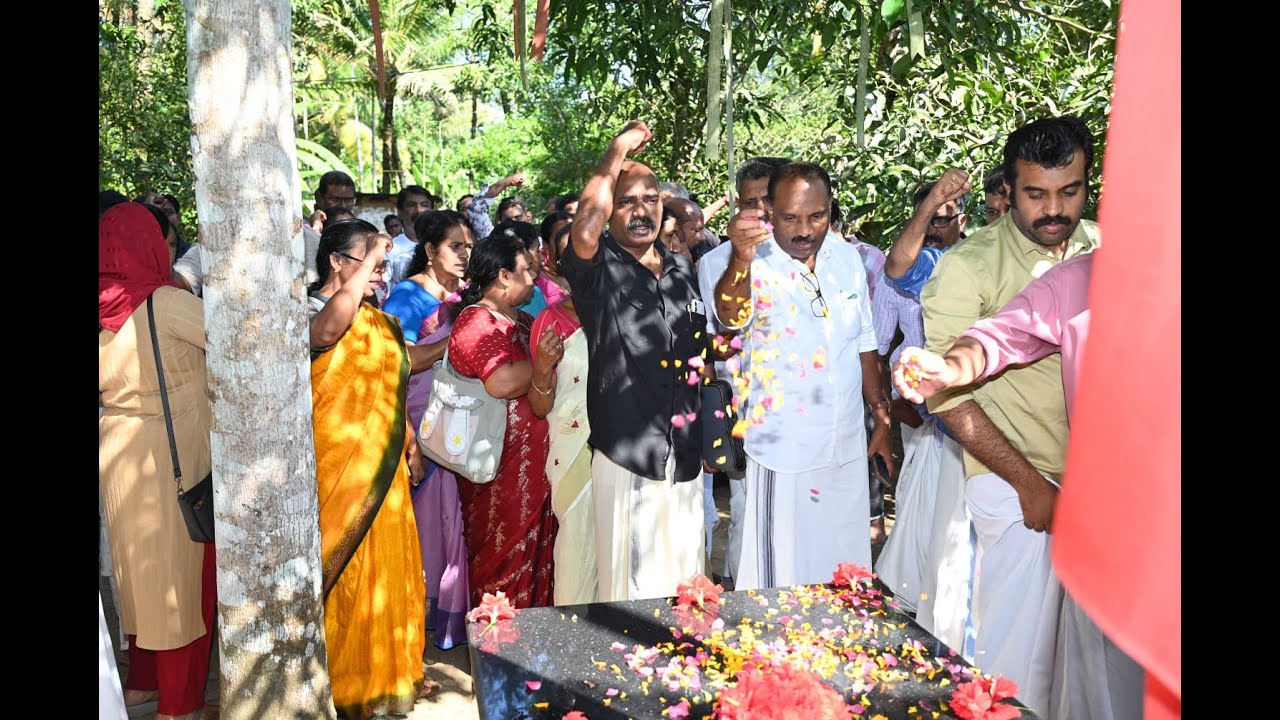 കൊടുങ്ങല്ലൂർ നഗരസഭയിലേക്ക് മത്സരിക്കുന്ന സിപിഐഎം സ്ഥാനാർത്ഥികൾ രക്തസാക്ഷി കെ യു ബിജുവിൻ്റെ ബലികുടീരത്തിൽ പുഷ്പാർച്ചന നടത്തി.