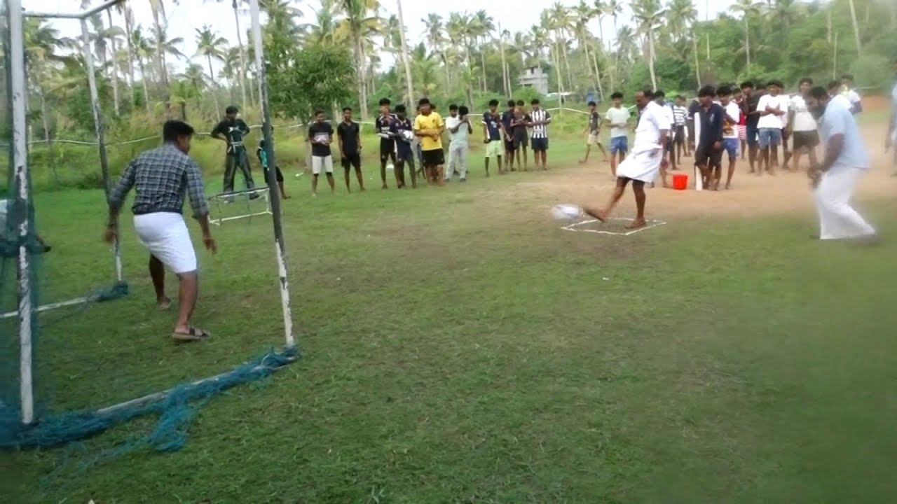 കൊടുങ്ങല്ലൂർ നഗരസഭ 20 ാം വാർഡ് തിരുവഞ്ചിക്കുളം ldf സ്ഥാനാർത്ഥി എം എസ് വിനയകുമാറിന്റെ ഇലക്ഷൻ പ്രചരണത്തിന്റെ ഭാഗമായി ഫുട്ബോൾ ഷൂട്ട് ഔട്ട് വിത്ത് കാൻഡിഡേറ്റ് മത്സരം സംഘടിപ്പിച്ചു