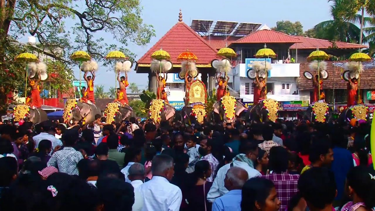 ശ്രീകുരുംബക്കാവിലേക്ക് വൻ ഭക്തജനപ്രവാഹം.