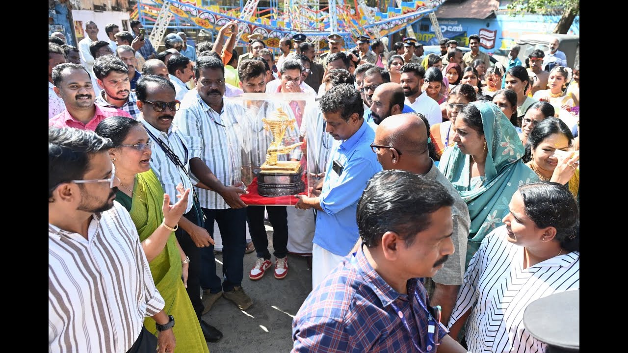 സംസ്ഥാന സ്കൂൾ കലോത്സവ വിജയികൾക്ക് സമ്മാനിക്കാനുള്ള സ്വർണ്ണക്കപ്പിന് കൊടുങ്ങല്ലരിൽ സ്വീകരണം നൽകി