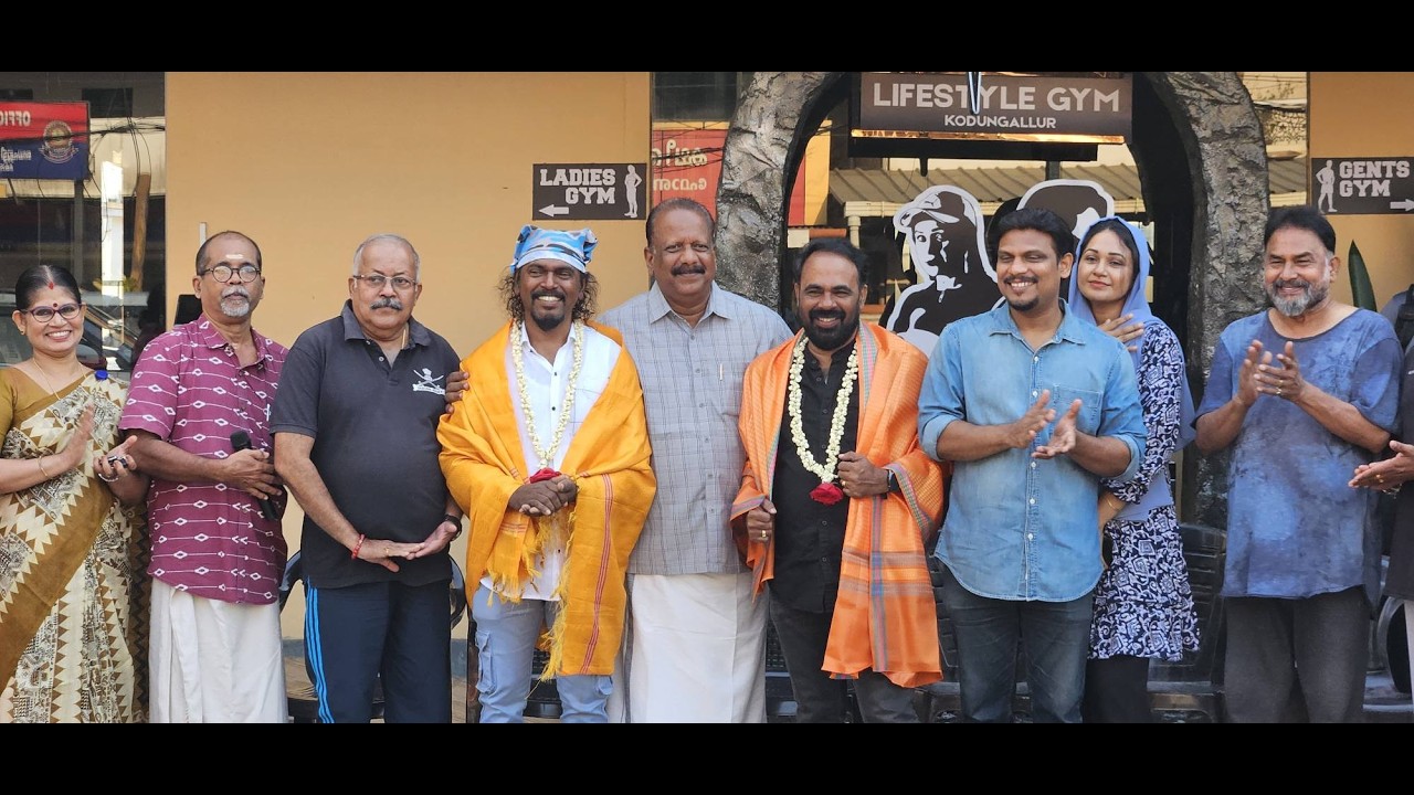 ഐസുകട്ടയിൽ പെയിന്റ് ചെയ്ത് 70 അടി വലുപ്പത്തിൽ മഹാദേവ ചിത്രം തീർത്ത ഡാവിഞ്ചി സുരേഷിനെ കൊടുങ്ങല്ലൂർ ലൈഫ് സ്റ്റൈൽ ജിം ആദരിച്ചു.