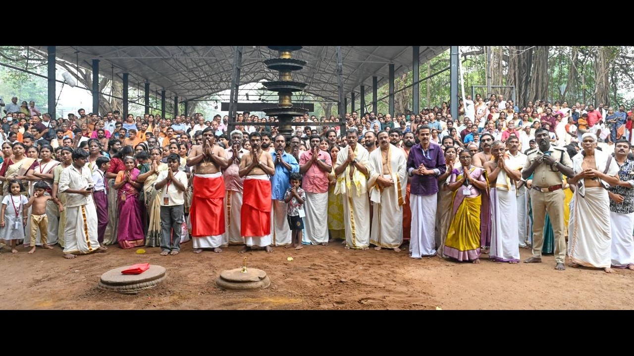 മീനഭരണിയുടെ വരവറിയിച്ച് കുരുംബക്കാവിൽ ചെറു ഭരണി കൊടികയറി