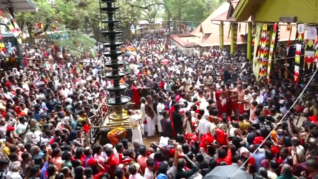 ചുട്ടുപൊള്ളുന്ന വേനൽ പകൽ സാക്ഷി, കാളിദാരിക യുദ്ധത്തിൻ്റെ പെരുമ്പറ മുഴക്കി ചെമ്പട്ടണിഞ്ഞ ശ്രീകുരുംബക്കാവിൽ കോഴിക്കല്ല് മൂടി.