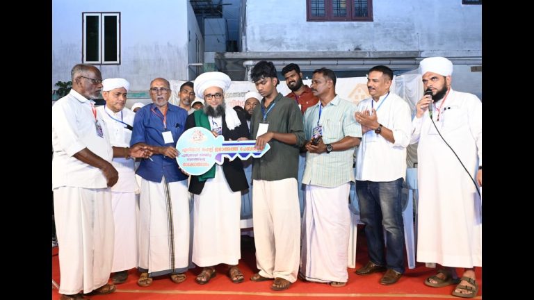 എറിയാട് പേബസാർ മഹല്ലിലെ ഭവനരഹിതരായവർക്ക് വർഷം തോറും നിർമിച്ചു നൽകുന്ന വീടിന്റെ താക്കോൽദാനവും അവാർഡ് ദാനവും മജ്ലിസുന്നൂർ എട്ടാം വാർഷികവും മതപ്രഭാഷണവും നടന്നു.