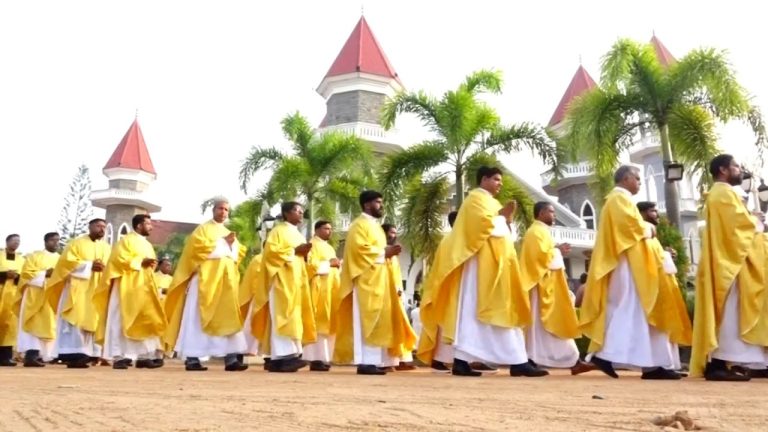 കോട്ടപ്പറം സെന്റ് മൈക്കിൾസ് കത്തീഡ്രലിലെ വിശുദ്ധവാര തിരുക്കർമങ്ങളോടനുബന്ധിച്ചു തൈല പരികർമ പൂജയും രൂപതയിലെ എല്ലാ വൈദികരും ചേർന്നുള്ള ദിവ്യബലിയും നടന്നു.