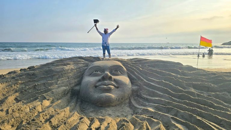 മുപ്പതടിയിൽ കടലമ്മയുടെ മണൽ ശിൽപമൊരുക്കി ഡാവിഞ്ചി സുരേഷ്