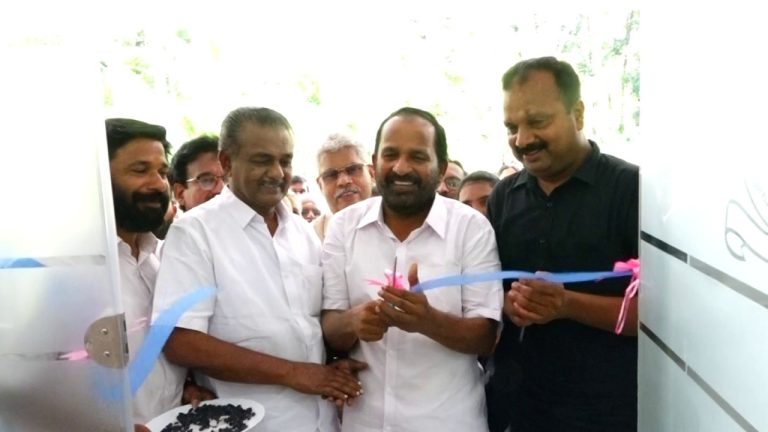 എറിയാട് സർവീസ് സഹകരണ ബാങ്കിന്റെ നവീകരിച്ച മാടവന ബ്രാഞ്ച് ഓഫിസ് മുൻ എം പി. ടി എൻ.പ്രതാപൻ ഉദ്ഘാടനം ചെയ്തു