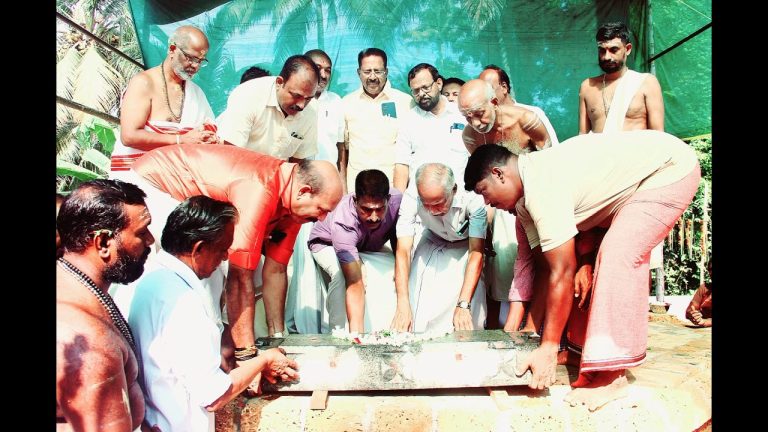 കൊടുങ്ങല്ലൂർ എൽതുരുത്ത് ശ്രീകുമാര സുബ്രഹ്മണ്യ ക്ഷേത്രത്തിലെ ഗുരുദേവ ക്ഷേത്രത്തിന്റെ കട്ടിള സമർപ്പണം ഭക്തിസാന്ദ്രമായി.