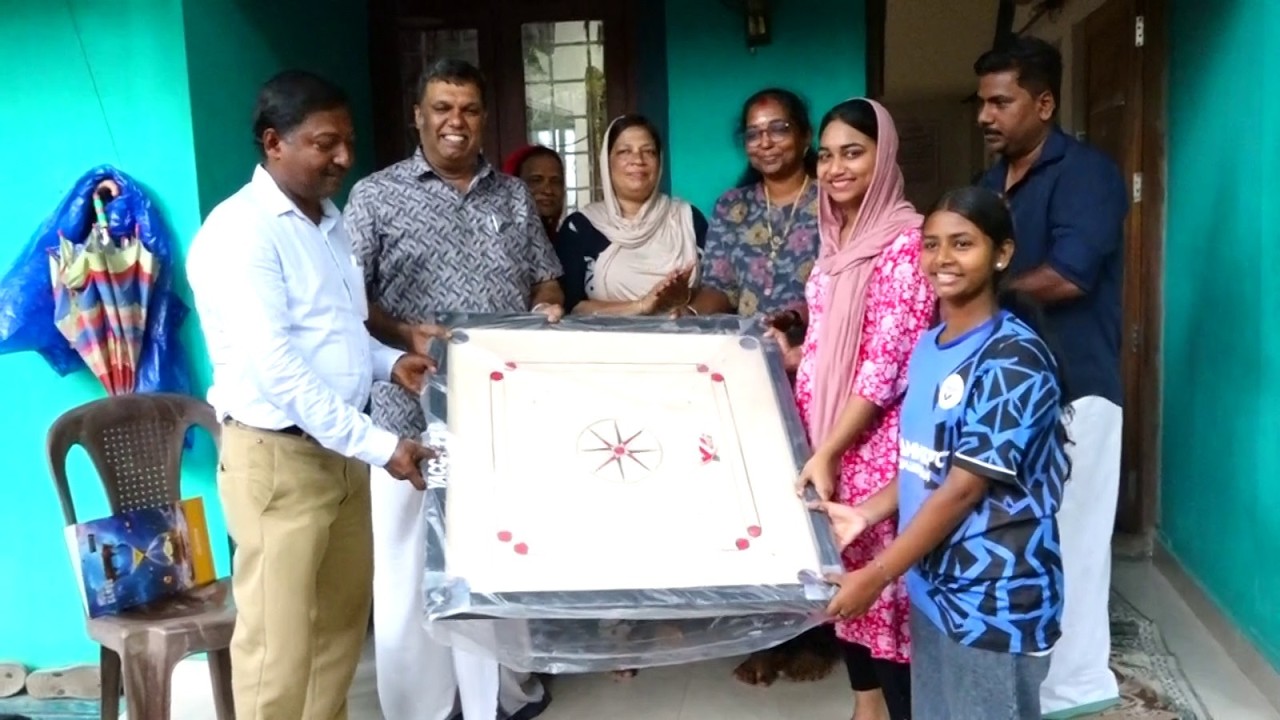 കുരുന്നുകൾ കളിച്ച് വളരട്ടെ;കളിയുപകരണങ്ങൾ സമ്മാനിച്ച് നഗരസഭ കൗൺസിലർ അഡ്വ: സി പി രമേശൻ