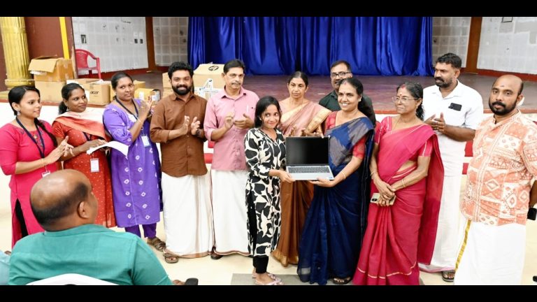 വിദ്യാർത്ഥികൾക്ക് 13,22,650 രൂപയുടെ ലാപ്ടോപ് വിതരണം ചെയ്തു