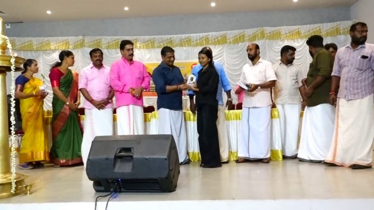 ആല വിവേകാനന്ദ സാംസ്കാരിക സമിതിയും യുവമോർച്ച എസ്.എൻ പുരം കിഴക്കൻ മേഖലയും സംയുക്തമായി ആദരവ് ,വിദ്യാഭ്യാസ അവാർഡ് വിതരണം,പുസ്തകവിതരണം, എന്നിവ സംഘടിപ്പിച്ചു.