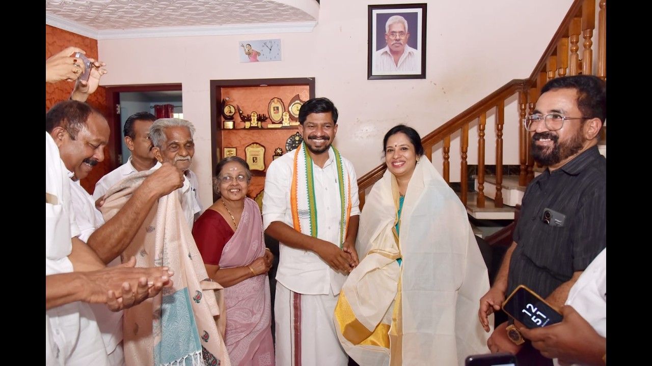 കേന്ദ്ര സാസ്കാരിക വകുപ്പിന്റെ ഈ വർഷത്തെ മോഹിനിയാട്ടം സീനിയർ ഫെല്ലോഷിപ്പ് ലഭിച്ച ഡോ കലാമണ്ഡലം ധനുഷയെ യുവജനക്ഷേമ കായിക മന്ത്രി ഒ. ജെ ജനീഷ് അനുമോദിച്ചു.