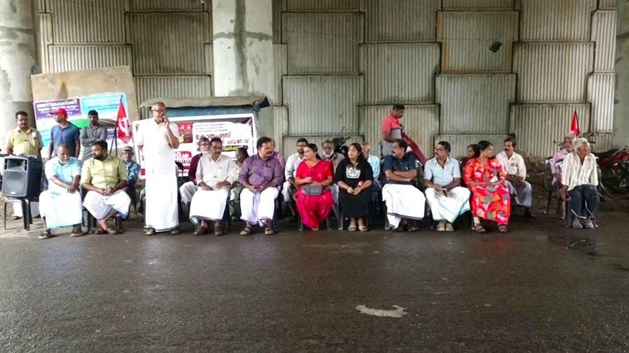 മാന്തുരുത്തി കടവ് റോഡ് നന്നാക്കുവാൻ പ്രതിഷേധ സമരം നടത്തി.