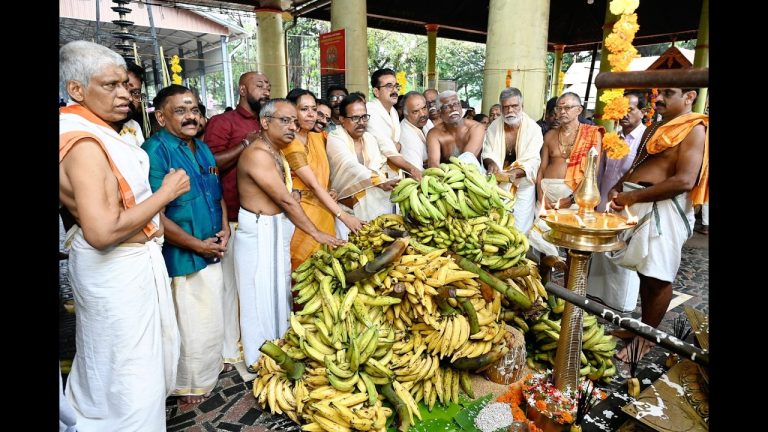 കൊടുങ്ങല്ലൂർ ശ്രീകുരുംബ ഭഗവതി ക്ഷേത്രത്തിലെ കാഴ്ച്ചക്കുല സമർപ്പണവും പുത്തരി നിവേദ്യവും പുത്തരി സദ്യയും ഉത്രാടം നാളിൽ നടന്നു .